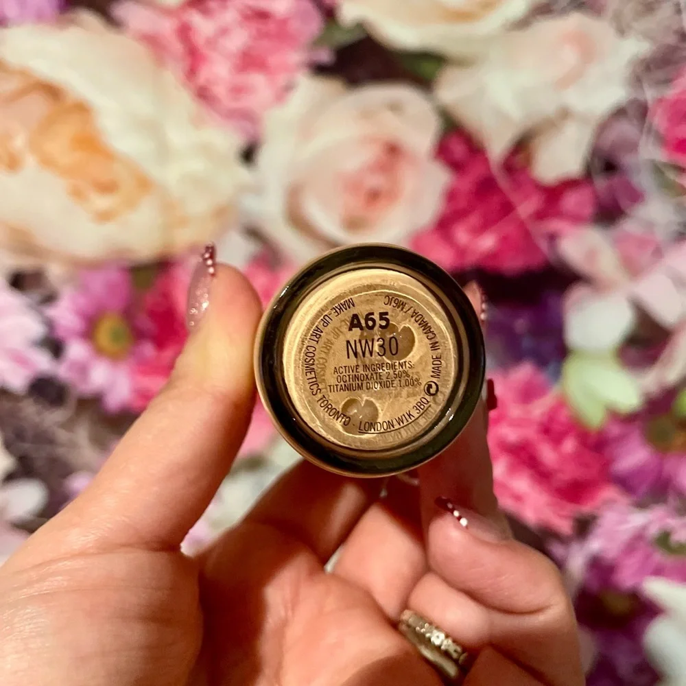 MAC Studio Fix Fluid SPF 15 Liquid Foundation - NW30 - Picture 4 of 4